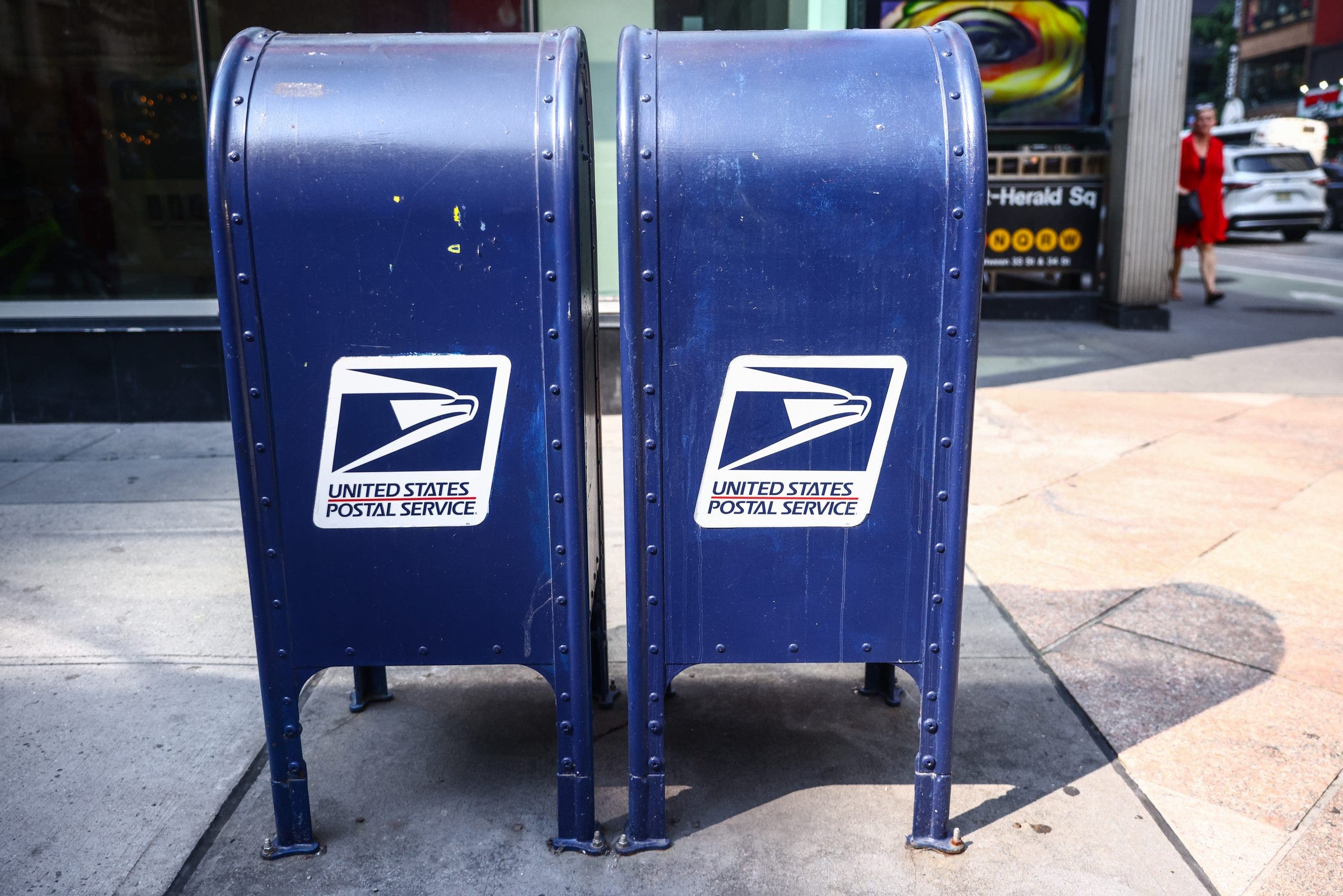 LI postal worker arrested for allegedly stealing greeting cards, gifts from mail