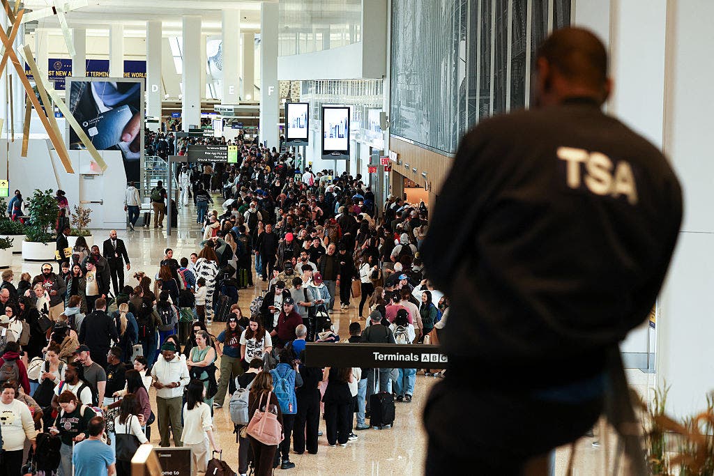 Track LaGuardia airport delays and TSA wait times after crash