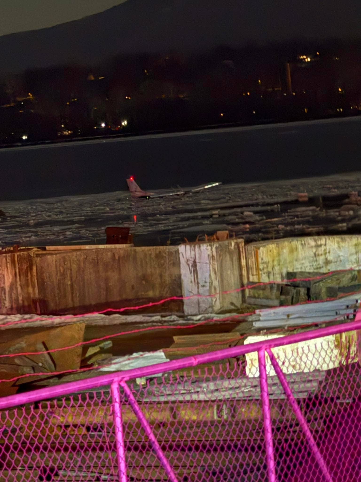 Plane makes emergency landing in Hudson River; all rescued, no deaths