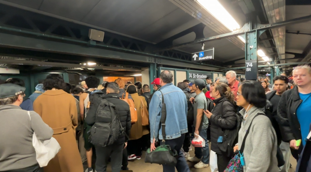 Man fatally struck by F train causes major NYC subway delays in Queens