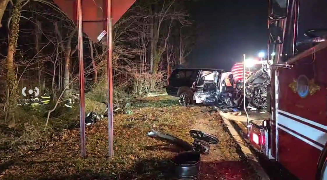 2 killed, 10 injured in wrong-way crash on Southern State Parkway