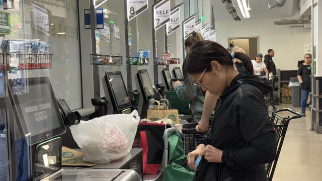Proposed law would require certain NYC stores to staff self-service checkout areas