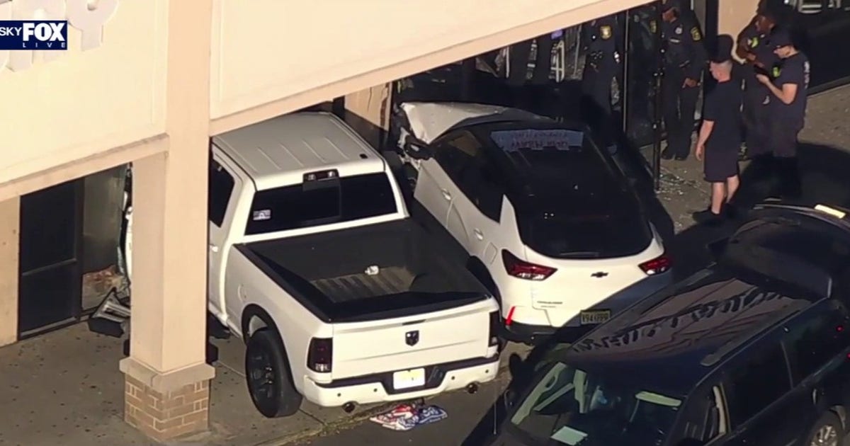 Woman killed in 2-car crash outside laundromat in Newark | FOX 5 New York