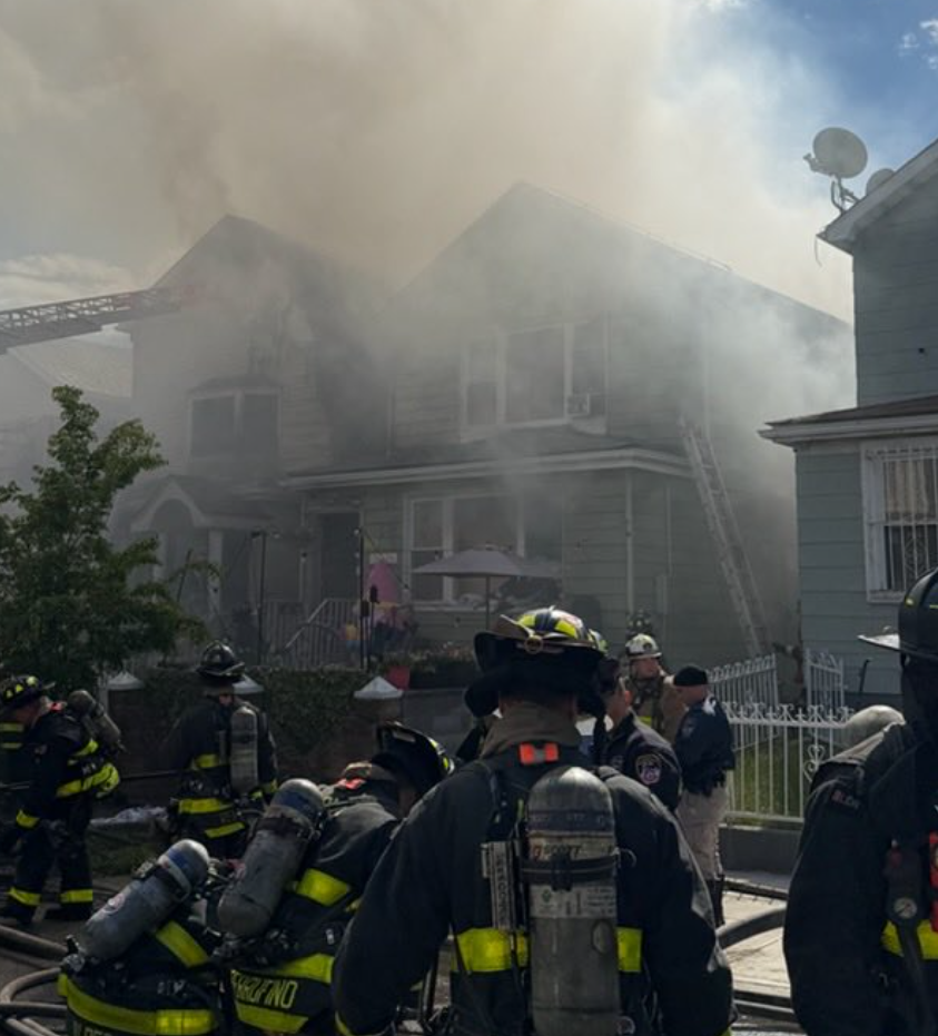 Fire crews respond to 4-alarm blaze in East Elmhurst, Queens