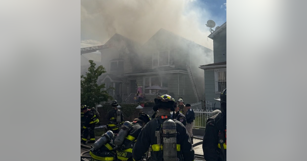 Fire crews respond to 4-alarm blaze in East Elmhurst, Queens