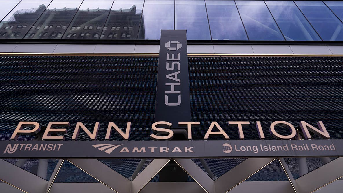 5 people stabbed inside Manhattan’s Penn Station, suspect in custody
