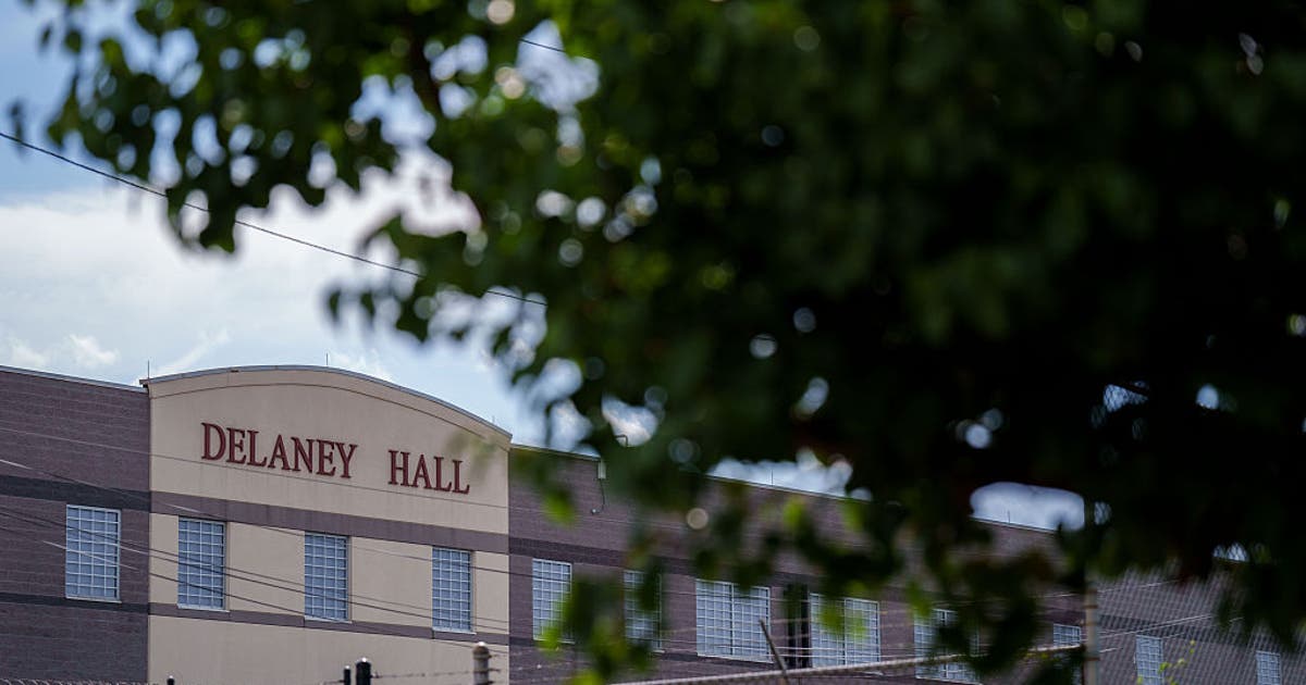 Seis pessoas foram presas durante um protesto em Delaney Hall, em Newark