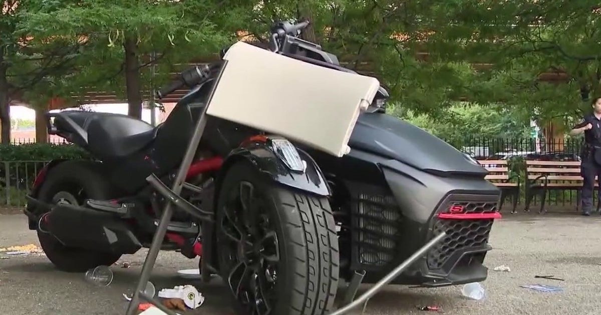 Mulher acusada e 13 feridos após moto bater em multidão no parque do Brooklyn