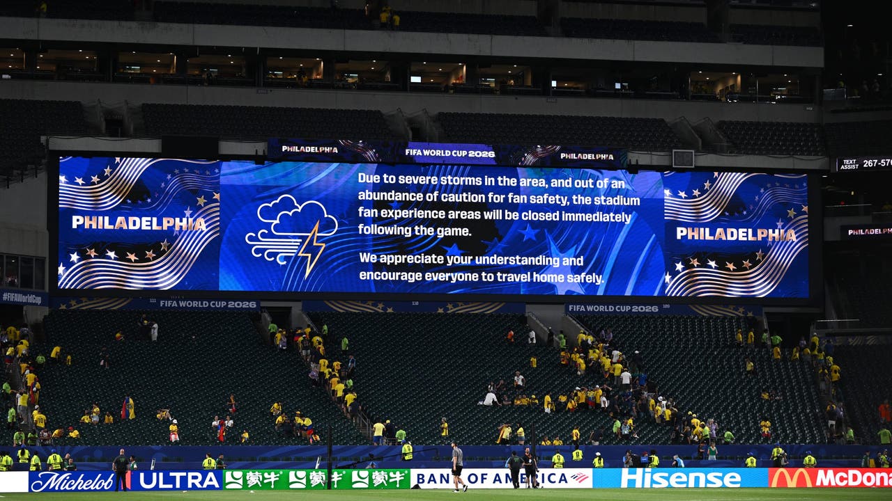 How do thunderstorm and lightning delays impact matches at the