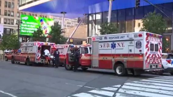 5 people stabbed inside Manhattan’s Penn Station, suspect in custody