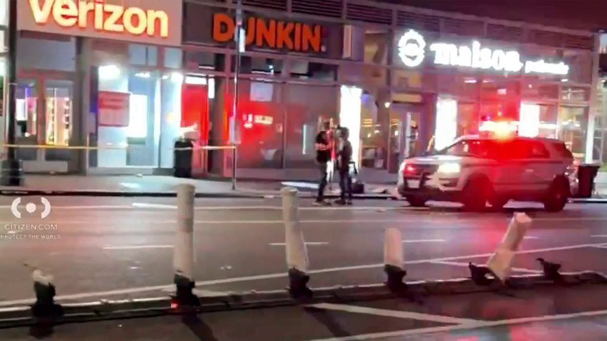 Theater District stabbing injures 2, pair of suspects wanted, NYPD says