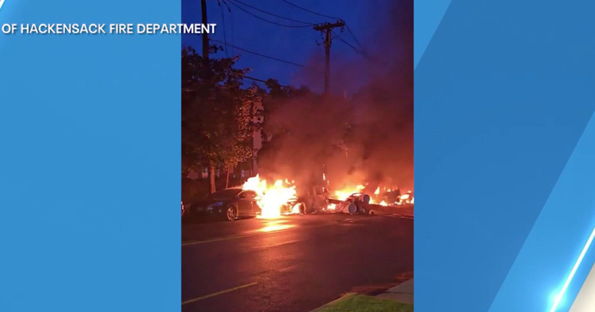 Explosão de transformador faz carro pegar fogo em Hackensack, Nova Jersey