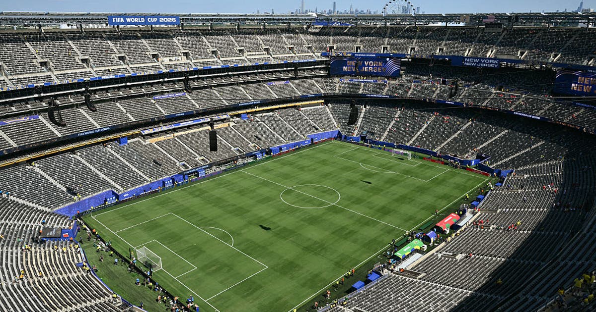 Staten Island Elementary School Choir se apresenta com o Coldplay durante o show do intervalo da final da Copa do Mundo da FIFA