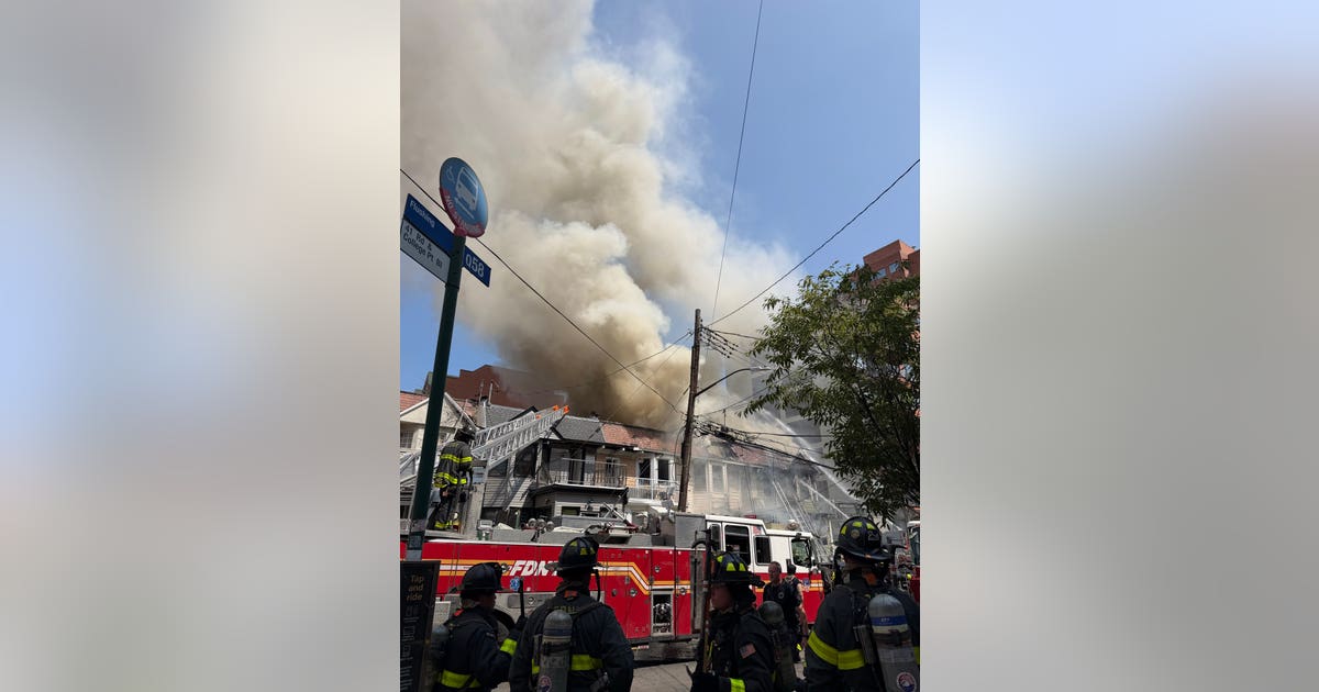 Um incêndio de nível 5 em Flushing, Queens, feriu muitas pessoas