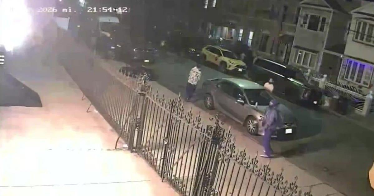 Um homem foi preso após jogar coquetéis molotov em dois edifícios religiosos no Queens, disse a polícia