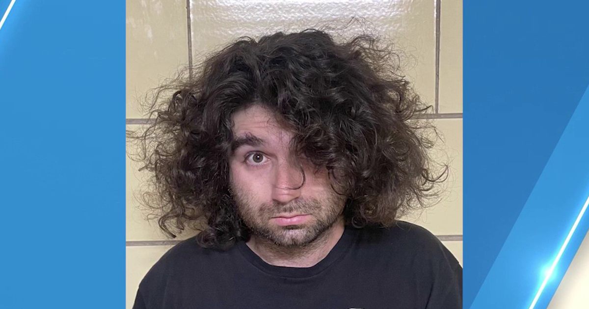 Homem do Brooklyn acusado de incêndio criminoso após ônibus escolar queimado na Times Square