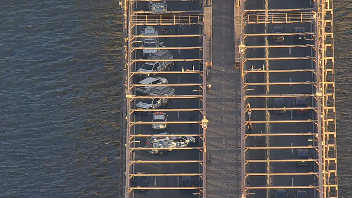 NYPD shoots, kills knife-wielding man on Brooklyn Bridge after bomb threat