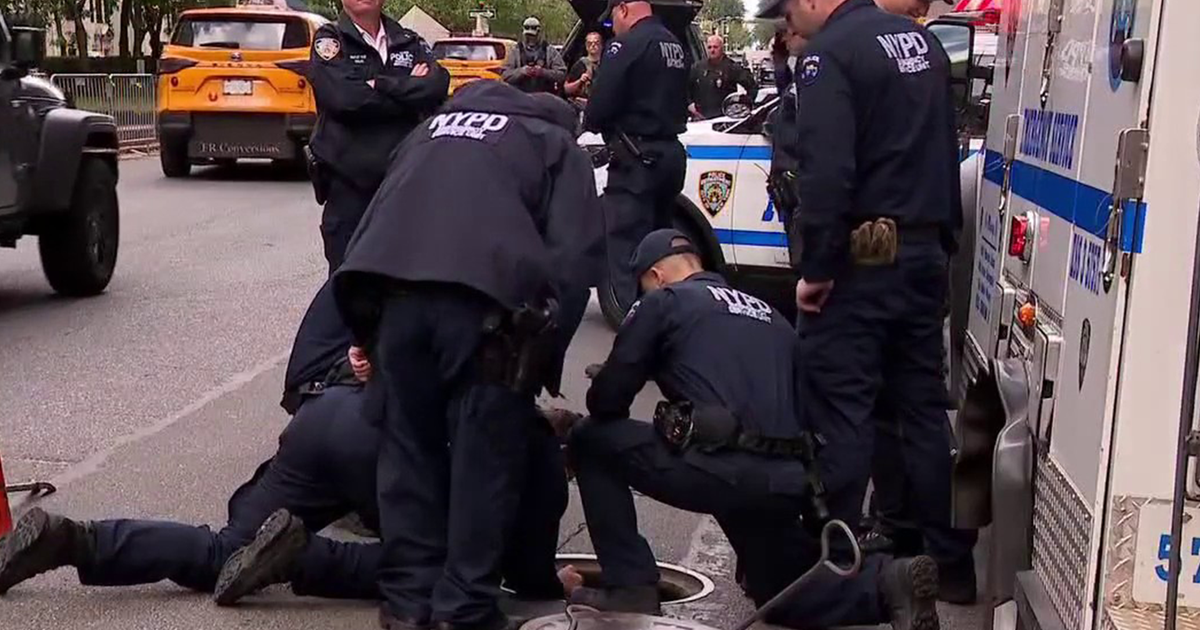 Two NYC men arrested after climbing out of Manhattan manhole