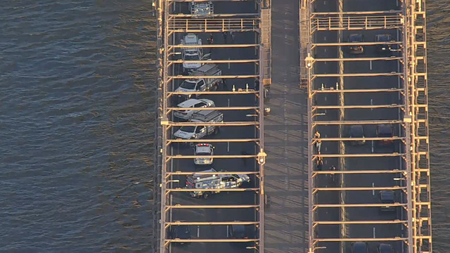 NYPD shoots, kills knife-wielding man on Brooklyn Bridge after bomb threat