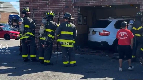 2 people hurt after car crashes into Queens pizzeria, FDNY says