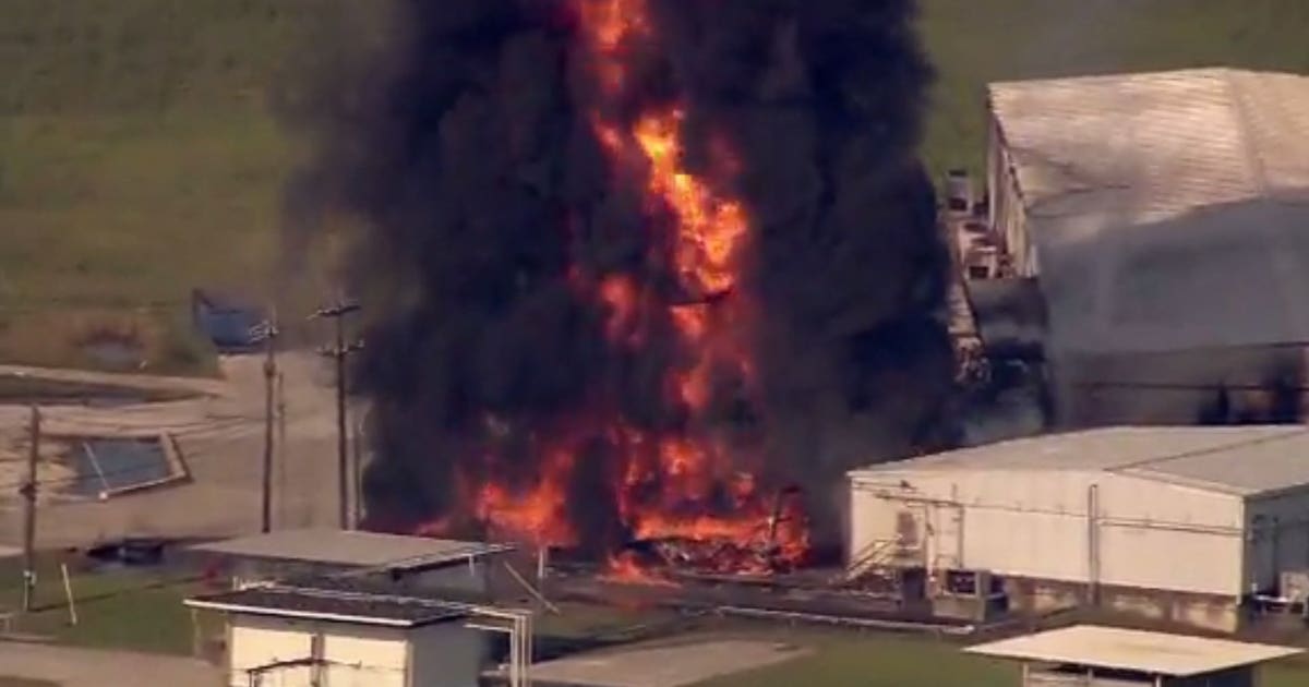 Fire, thick black smoke billows from Texas chemical plant | FOX6 Milwaukee