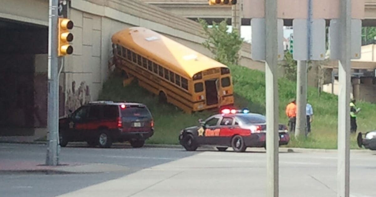 School bus crashes into I-43 bridge near Fond du Lac Ave. | FOX6 Milwaukee