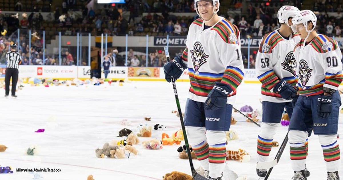 Milwaukee Admirals 'bear-y' Chicago Wolves in 5-2 victory | FOX6 Milwaukee