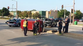 Three-vehicle accident shuts down Milwaukee intersection