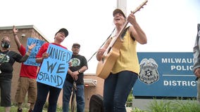 'We want peace:' Pastors organize prayer demonstration to support Milwaukee police