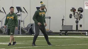 Aaron Rodgers stretches it out, seen on practice field for 1st time since collarbone injury