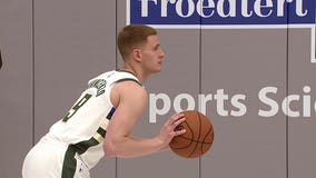 Milwaukee Bucks sign 1st-round draft pick Donte DiVincenzo to rookie scale contract