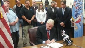 Mayor Barrett signs wage increase ordinance for city workers