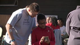 Bucks' Matthew Dellavedova helps create reading program at school; outfit kids in need with free glasses