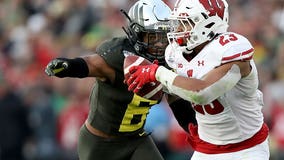 Justin Herbert had 3 TD runs, Oregon beat Wisconsin in Rose Bowl