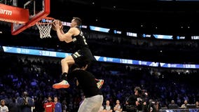 Bucks' Pat Connaughton leaps over MVPs in NBA dunk contest