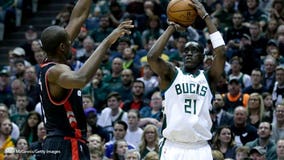 Milwaukee Bucks re-sign restricted free agent guard Tony Snell