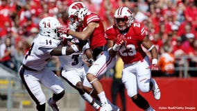 Taylor breaks out, No. 9 Wisconsin beats Fla. Atlantic 31-14