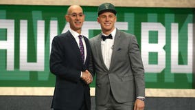 Bucks take sharpshooting 'Nova guard Donte DiVincenzo