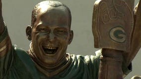 Packers fans "leaping" over new statue unveiled at Lambeau Field