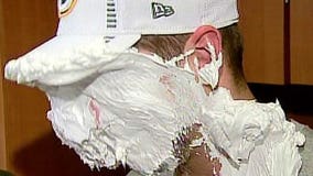 Packers' Kuhn gives Rodgers shaving cream pie in the face!