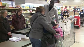 Bucks' Thon Maker, Khris Middleton give back to families in need ahead of Thanksgiving