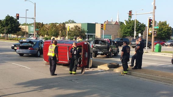 Three-vehicle accident shuts down Milwaukee intersection