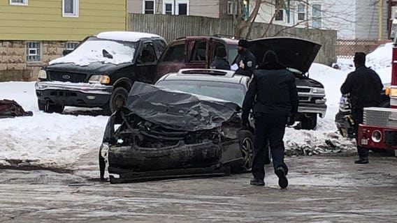 Milwaukee police: 2 people hurt after 2-vehicle wreck at 25th and Locust in Milwaukee