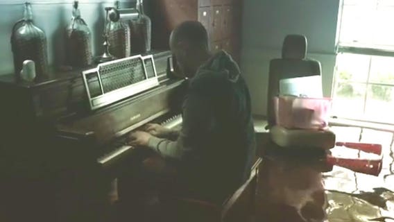 Man returns to Texas home, plays beautiful music on flooded piano
