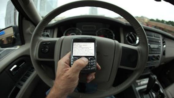 Kenosha putting up signs to remind drivers not to use cell phones