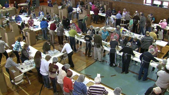 "It brightens my day:" Volunteers fill plates, deliver Thanksgiving meals to seniors in need