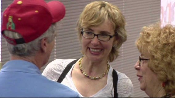Gabrielle Giffords delivers pledge of allegiance at DNC