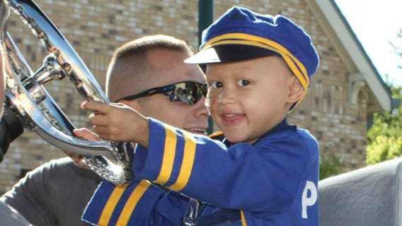 Waukesha deputies, Pewaukee police spend time with 4-year-old boy with cancer, who wants to be an officer
