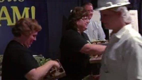 Hormel passes out bonus checks on Thanksgiving Eve at Austin plant