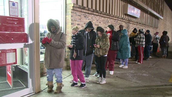Diehard shoppers get deep discounts before dawn on Thanksgiving